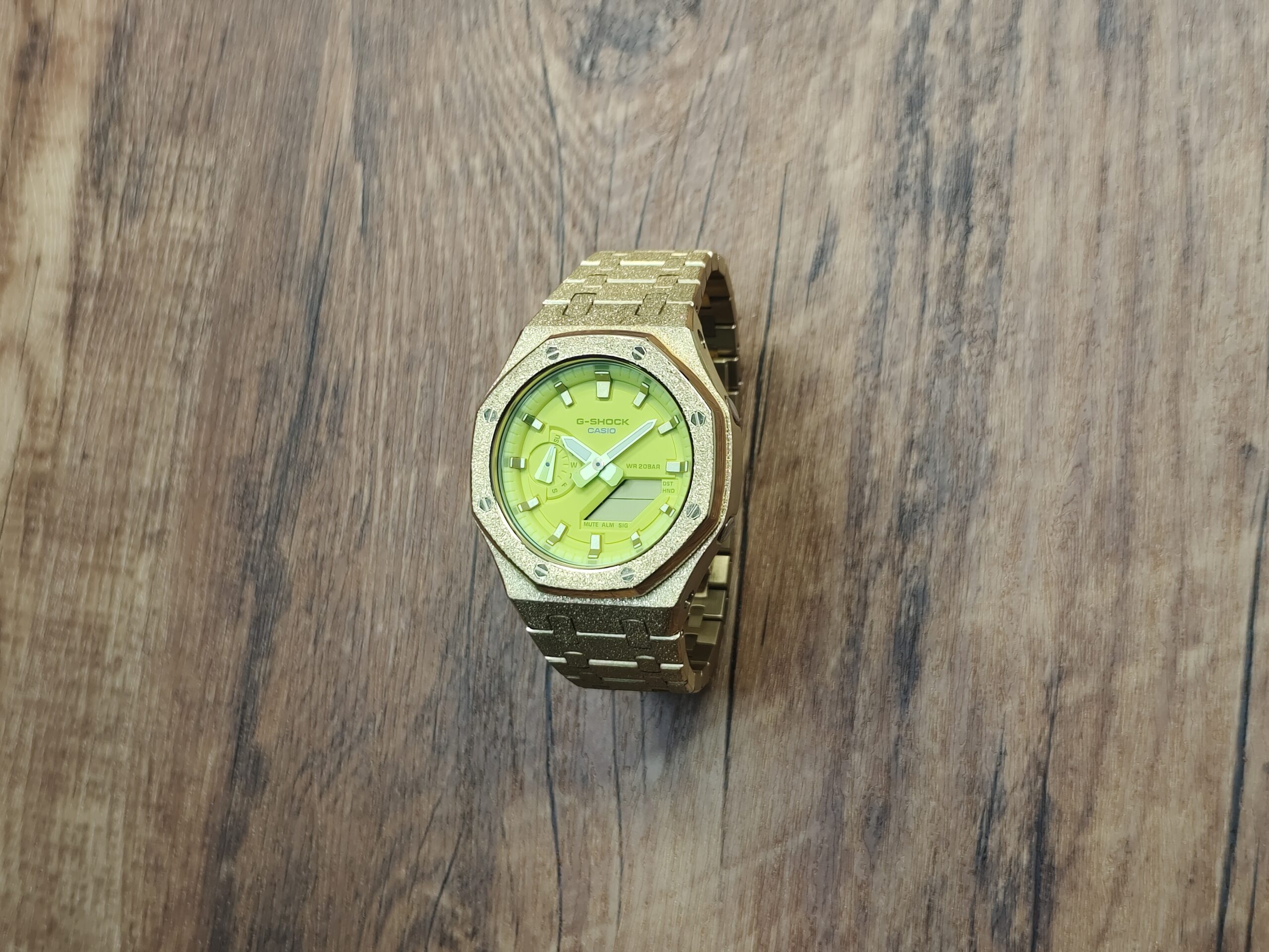 GA2100 Gold Neon Green detail view