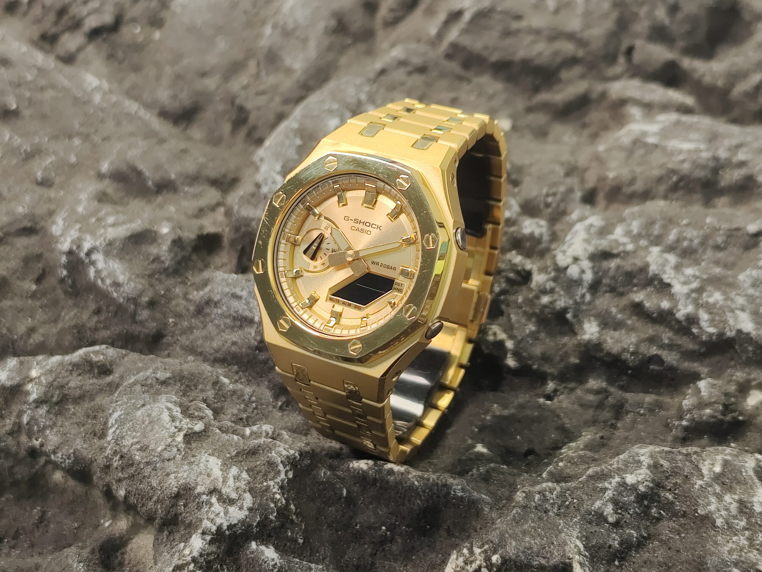 GA2100 Full Gold - Lifestyle 2