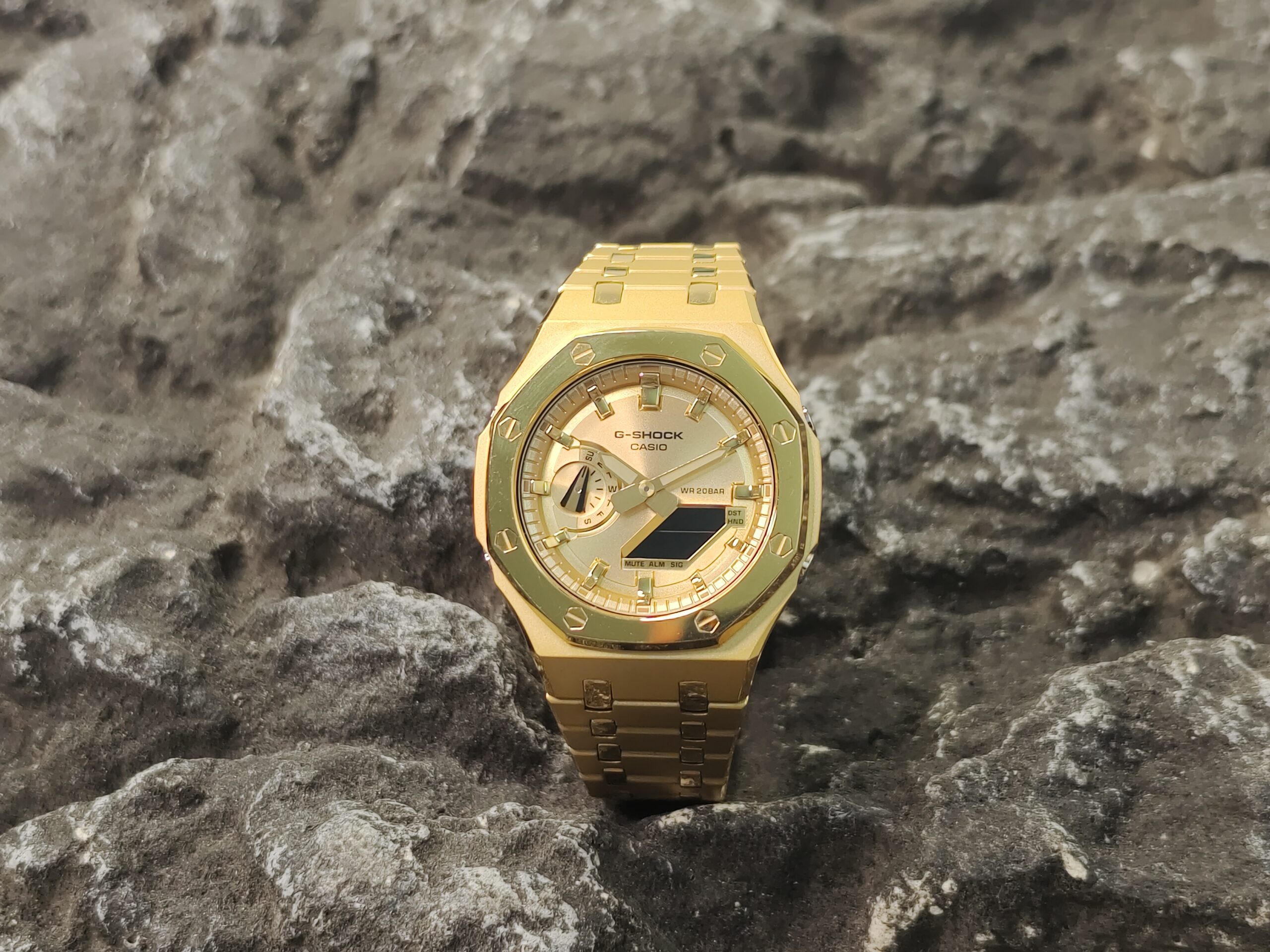 GA2100 Full Gold - Lifestyle 3