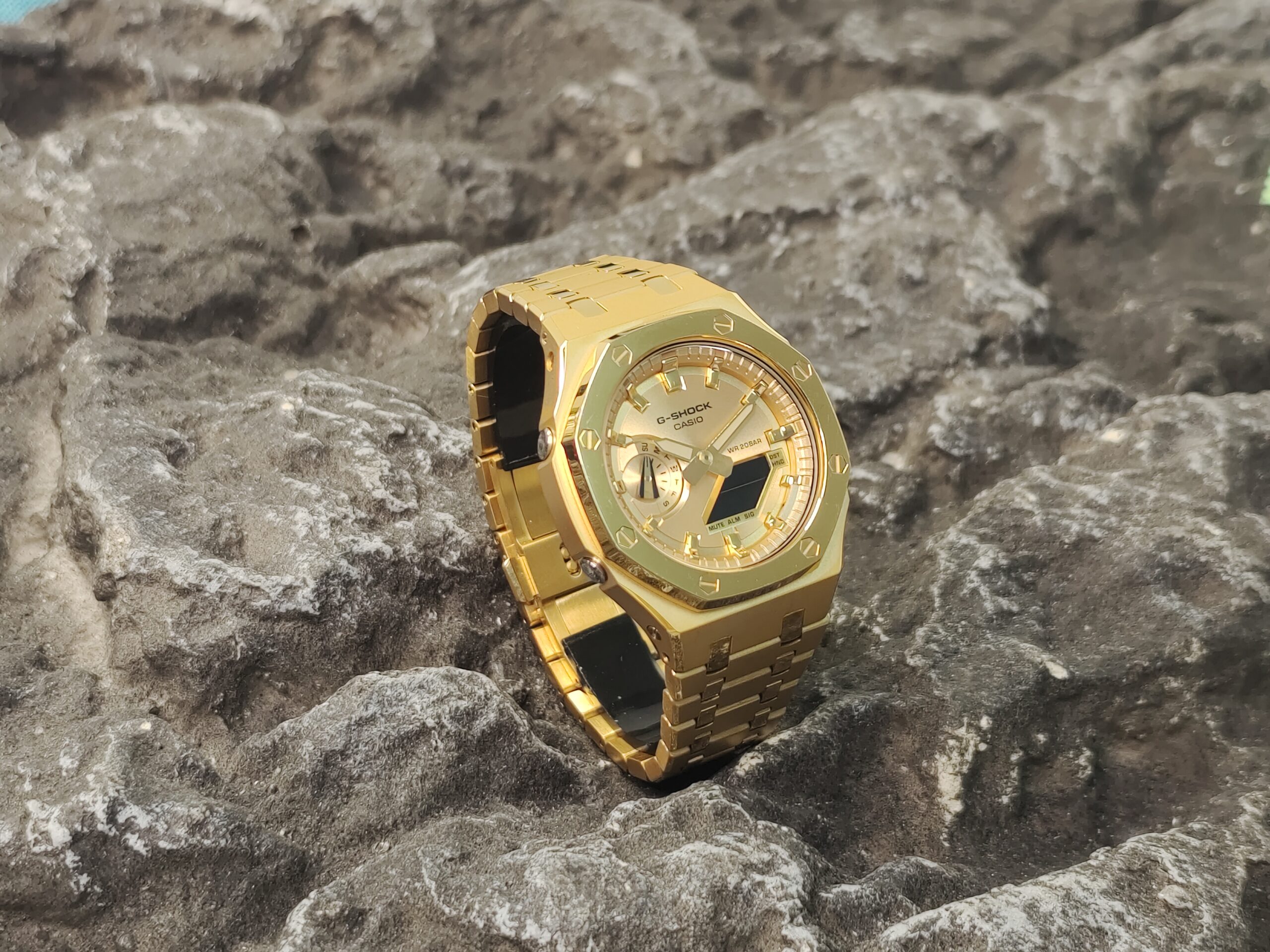 GA2100 Full Gold - Lifestyle 6