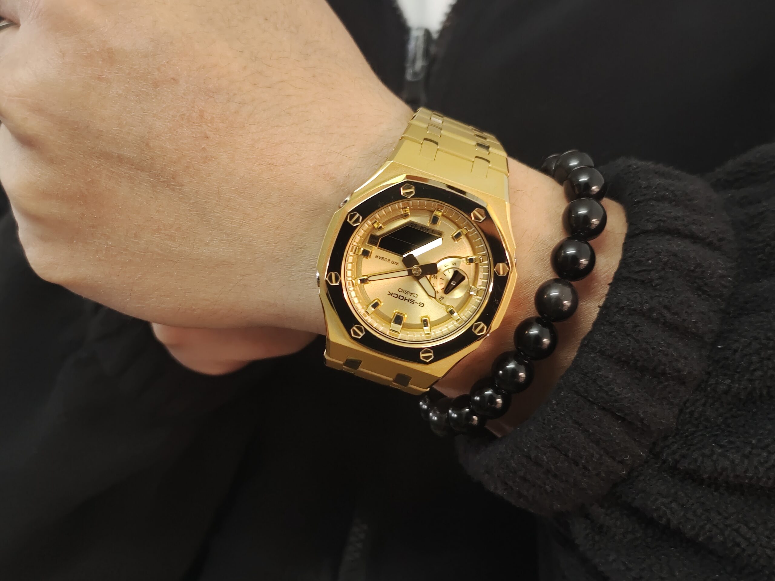 GA2100 Full Gold - Lifestyle 1