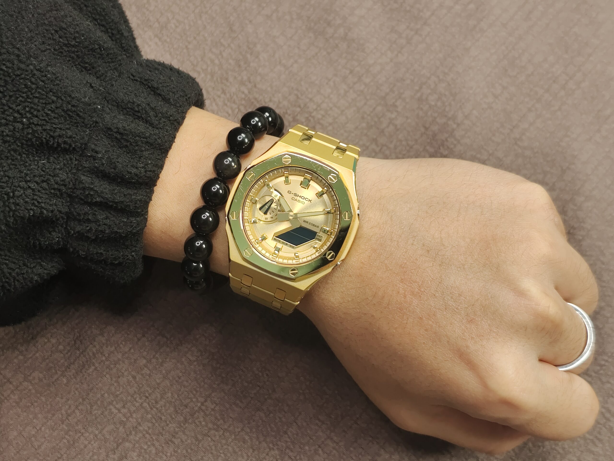 GA2100 Full Gold - Lifestyle 5